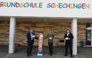 Übergabe des Insektenhotels von Lorenz Eitzenhöfer an Rektorin Zehender und Bürgermeister Stefan Jenninger