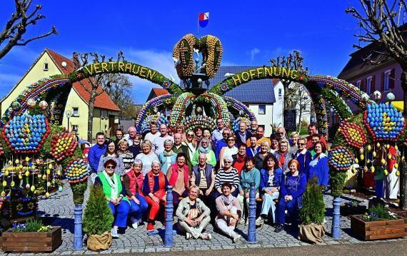 Osterbrunnen 2025 mit einem Teil der vielen ehrenamtlichen Helfer*innen von Helmut Bernernert