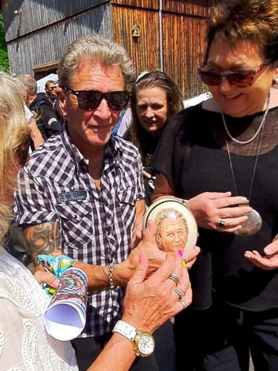 Peter Maffay signiert ein Osterbrunnen-Ei