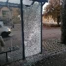 Beschädigte Glasscheibe am Buswartehäuschen in der Hauptstraße