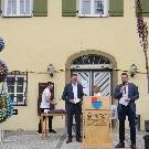 Landrat Dr. Joachim Bläse und Bürgermeister Stefan Jenninger vor dem Schechinger Rathaus