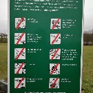 Hinweistafel mit Regeln für das Verhalten im Naturschutzgebiet